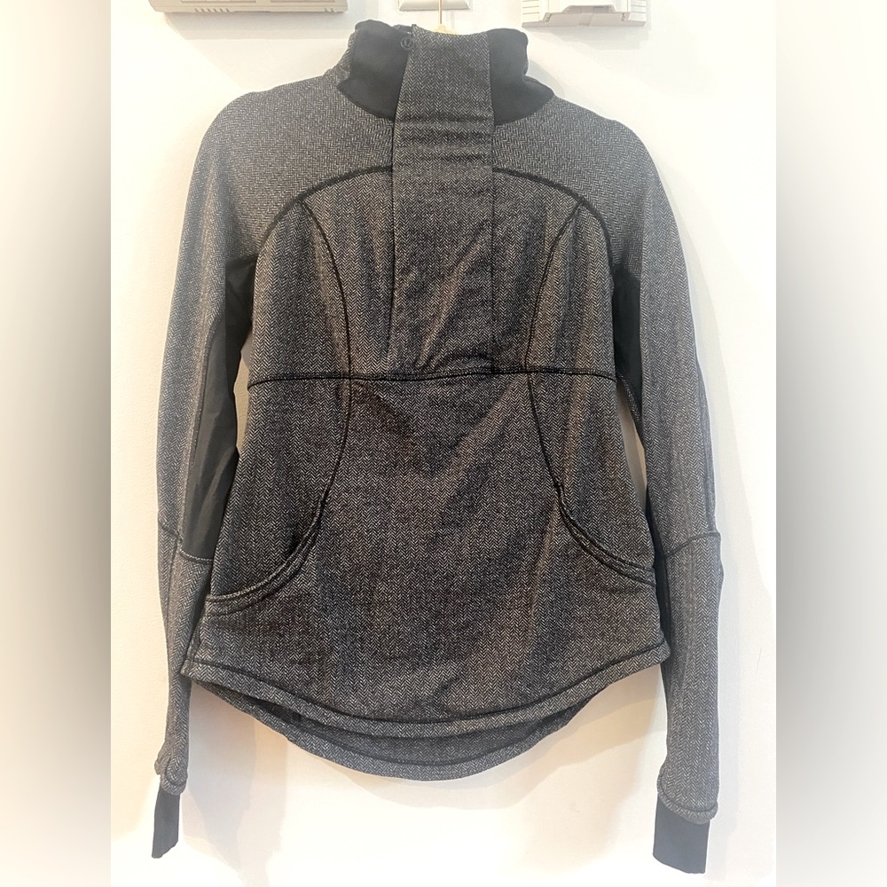 Lululemon Two Toned Running Half Zip- size 6- Grey and Black- Long Sleeve